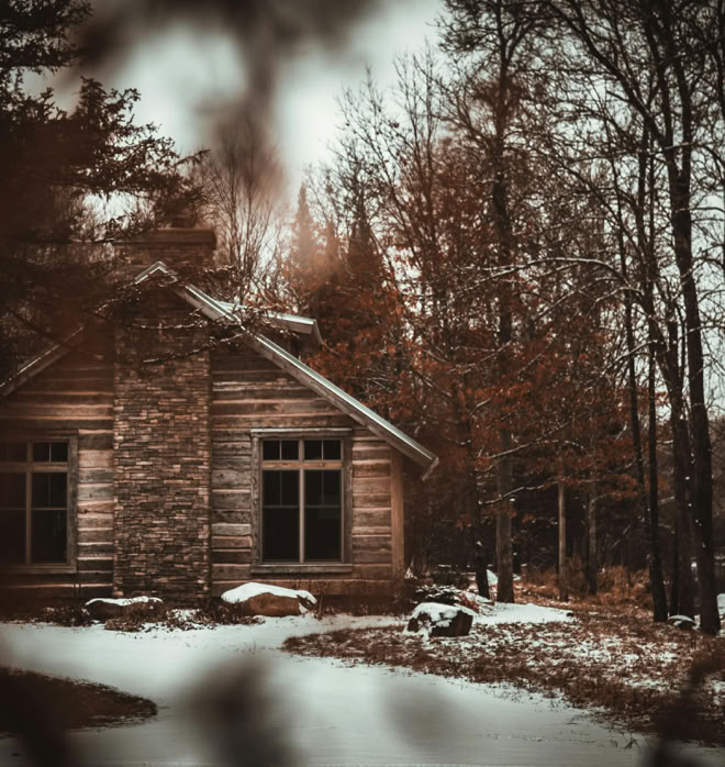 <img source='pic.gif' alt='einsames Holzhaus im Wald'/>