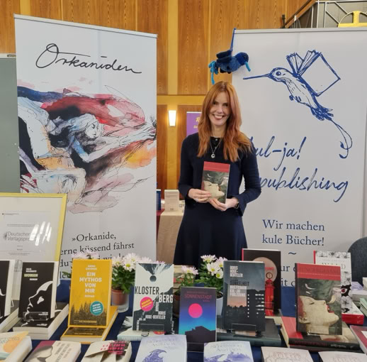 Nicola Quaß am Stand von kul-ja! publishing Nicola Quaß am Stand von kul-ja! publishing mit Hungergesang