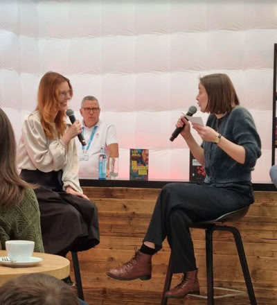 Die Autorinnen Nicola Quaß und Mona Harry im Gespräch an der #buchbar während der Buchmesse