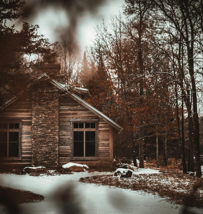 <img source='pic.gif' alt='einsames Holzhaus im Wald'/>