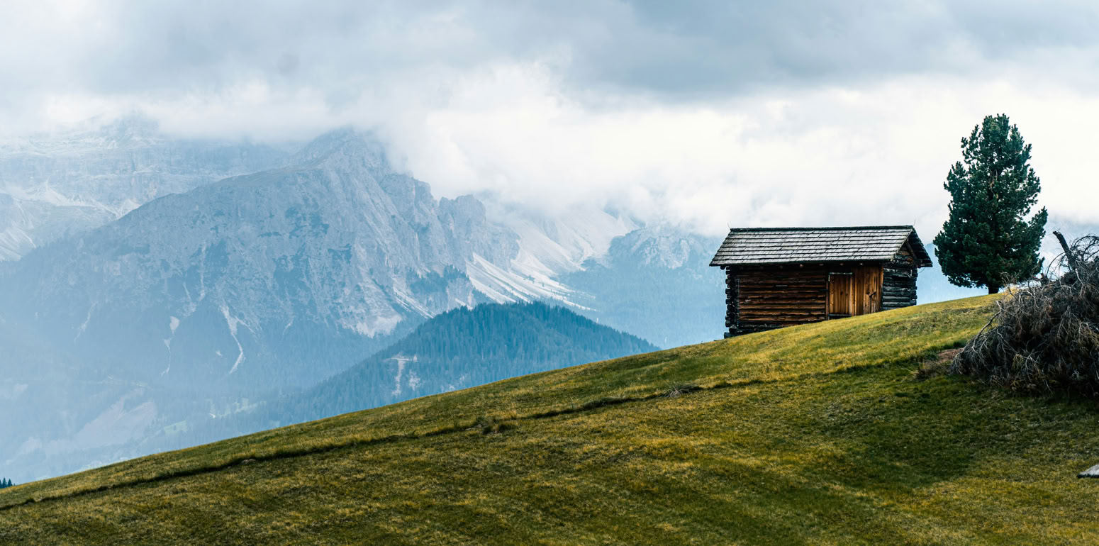Einsame Berghütte mit Blick auf die Alpen