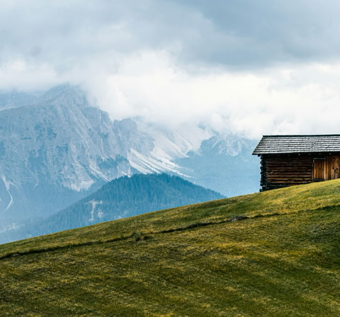 Einsame Berghütte mit Blick auf die Alpen