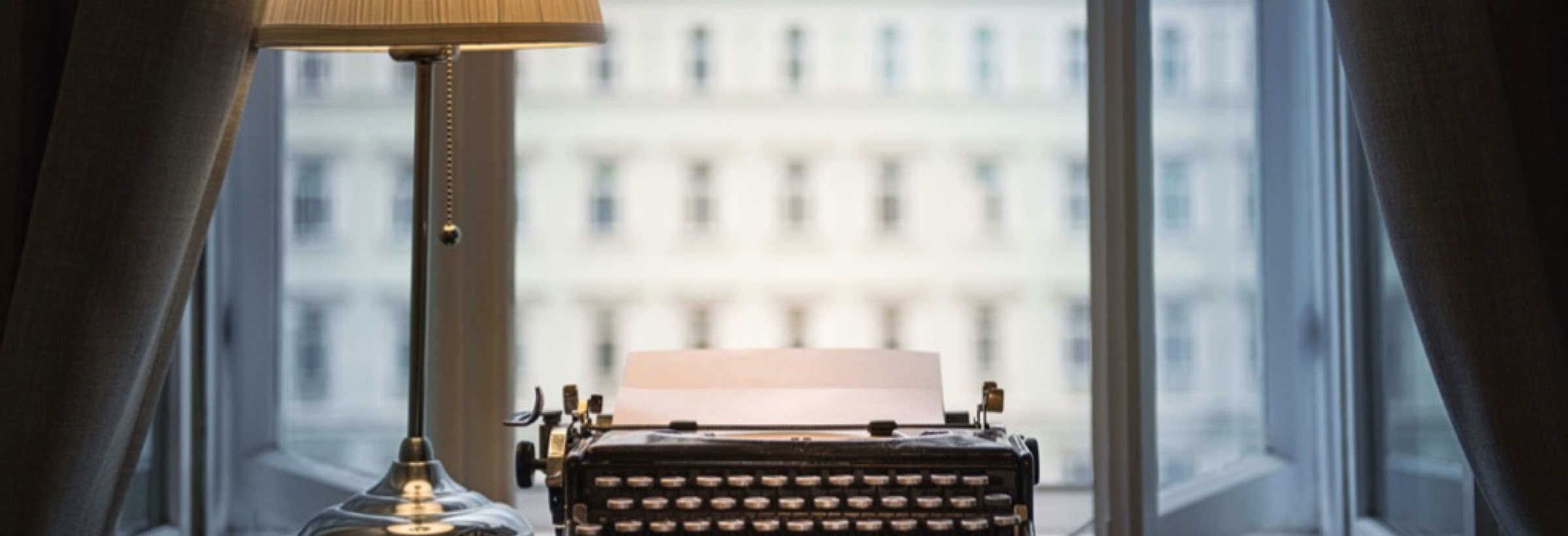 Schreibmaschine <img source='pic.gif' alt='Bild zeigt eine alte Schreibmaschine vor einem Fenster' />