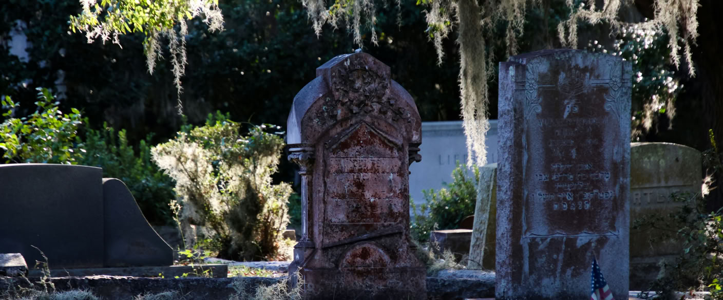 Verwunschener Friedhof mit alten Grabsteinen. Licht und Schatten